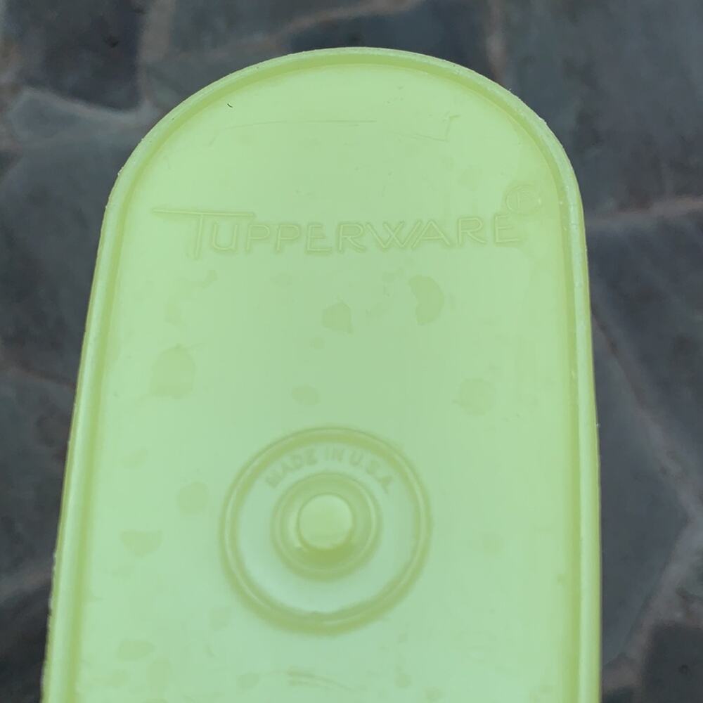 Vintage yellow Tupperware pitcher - Picture 5 of 8
